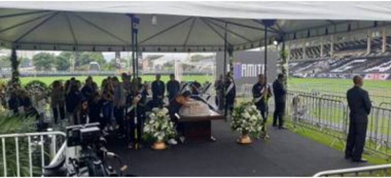 Roberto Dinamite é velado no gramado de São Januário com a presença de ex-jogadores e torcedores