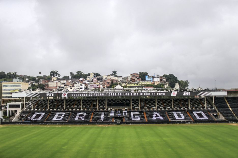 Roberto Dinamite é velado no gramado de São Januário com a presença de ex-jogadores e torcedores 2 S2FDOLVFUBBQNLFGKMPNYFQ57M