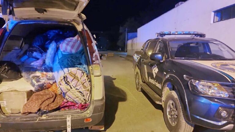 Bolivianas são flagradas com mais de 400 Kg de roupas em estrada cabriteira na fronteira