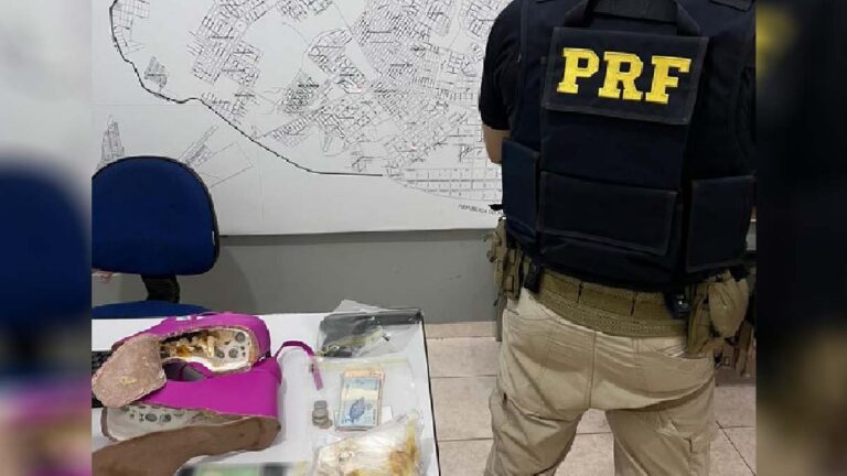 Mulher é presa pela PRF com arma e drogas escondida em solado de sandália