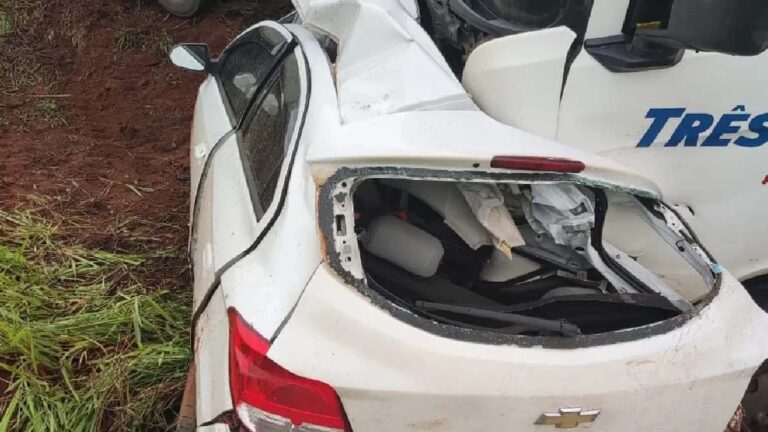 Carro é esmagado em colisão com carreta e quatro pessoas morrem na BR-158