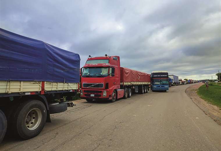 Manifestantes bloqueiam estradas em Santa Cruz em protesto contra a prisão de Camacho