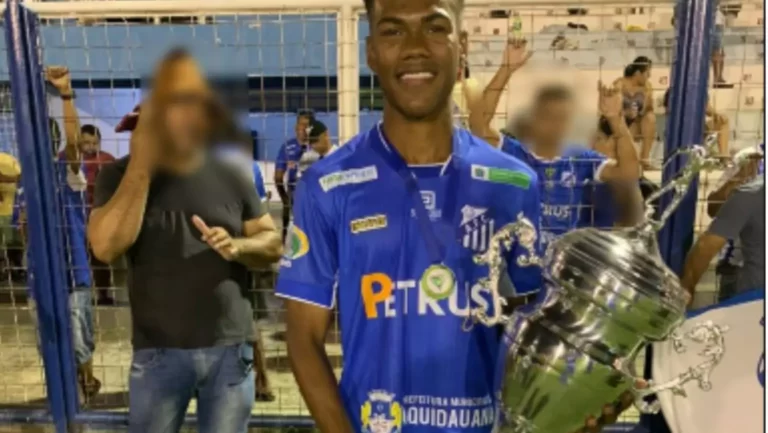 Jogador de 21 anos passa mal durante partida de futebol amador e morre em MS