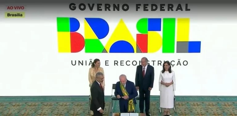 Lula assina MPs para pagar R$ 600 no Bolsa Família e desonerar  combustíveis