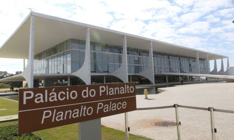 Governo anuncia Desenrola para pequenas empresas, microcrédito e ações de estímulo à casa própria