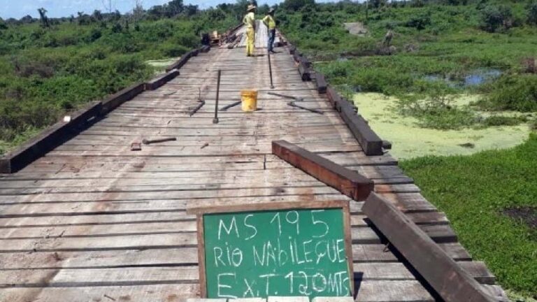 Ponte sobre Rio Nabileque na região do Pantanal recebe manutenção e reforma completa