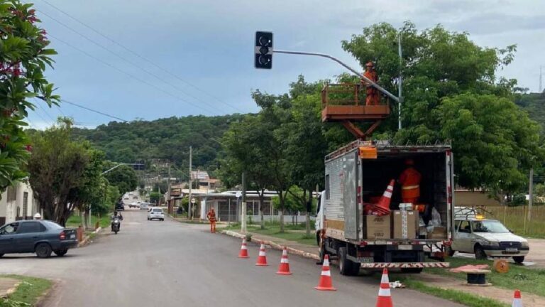 Nove cruzamentos recebem sinalização por semáforos em Corumbá