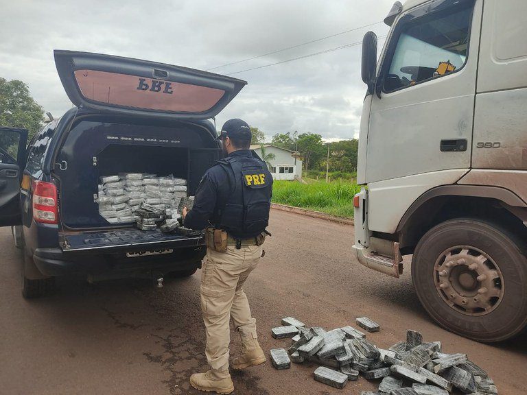 PRF aprende “supermaconha boliviana” e pasta base com caminhoneiro na BR-262