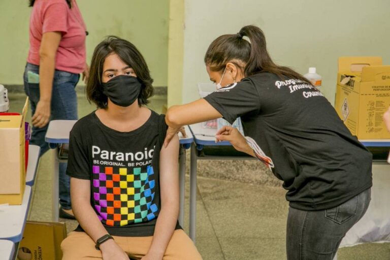 Corumbá segue com vacinação contra covid e atualização da caderneta; veja cronograma