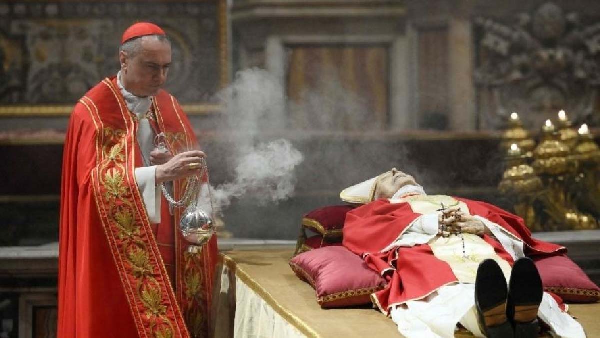 Leia mais sobre o artigo Velório de Bento XVI começa na Basílica de São Pedro