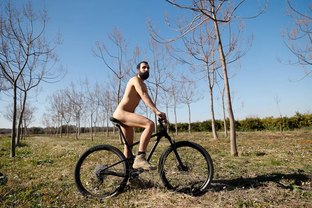 Você está visualizando atualmente Supremo Tribunal espanhol aprova direito de homens andarem nus na rua