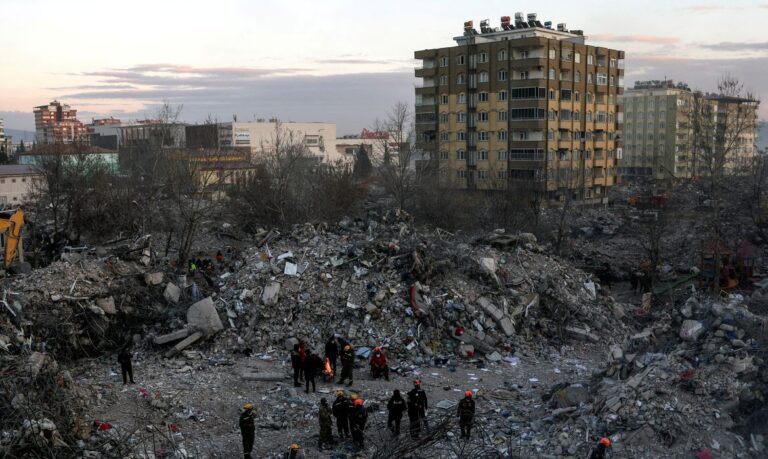 Adolescente é resgatada de escombros na Turquia 10 dias após terremoto