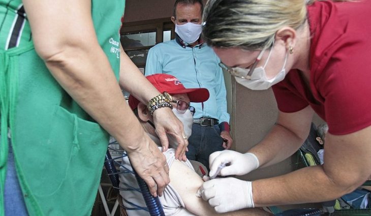 Vacinação contra a covid-19 com imunizante bivalente será dividida em cinco fases