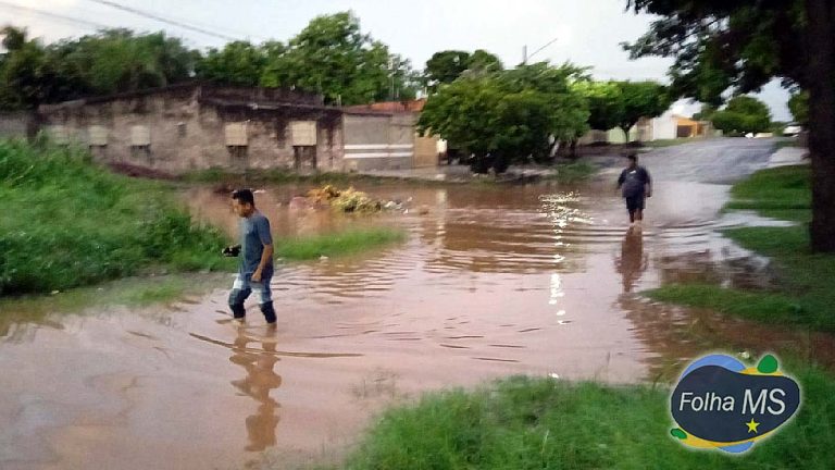 Chuva volta alagar diversas ruas e bairros de Corumbá | vídeo