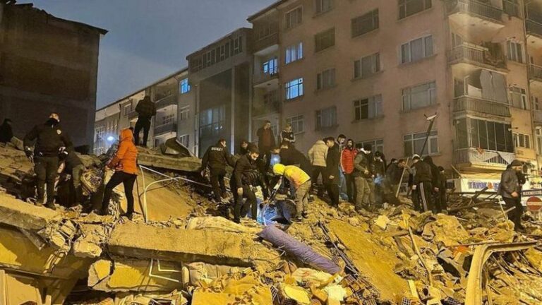 Terremoto mata mais de 1600 pessoas na fronteira da Turquia com a Síria