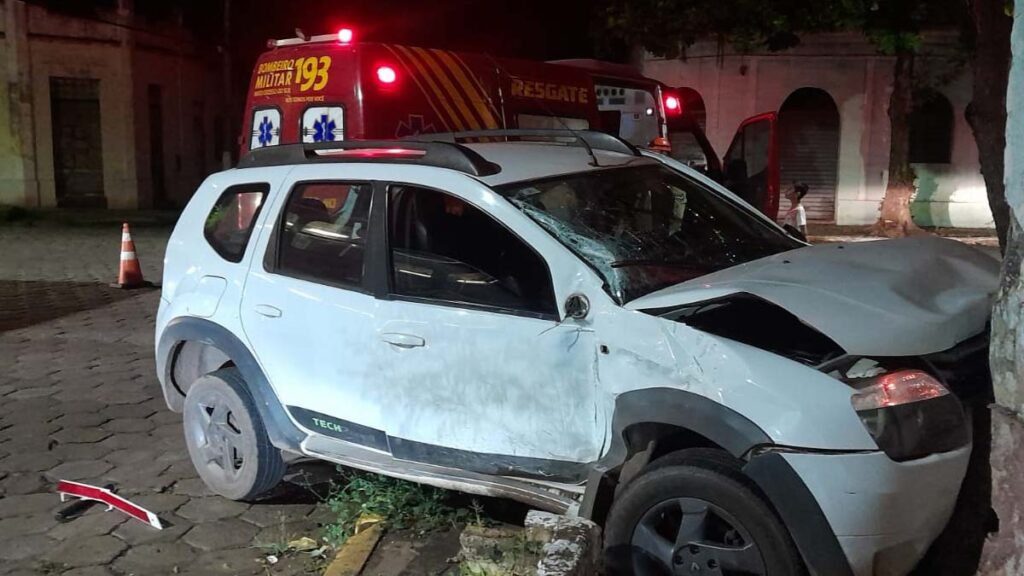 Mulher é socorrida após colisão entre carro e ônibus na região central 1 colisao veiculo