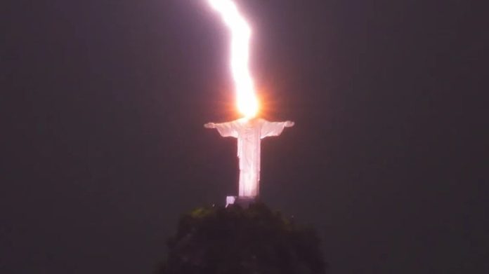 Fotógrafo viraliza com registro do exato momento em que raio cai no Cristo Redentor