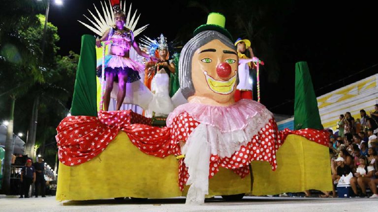 Estação Primeira transforma avenida em picadeiro para contar a magia do Circo