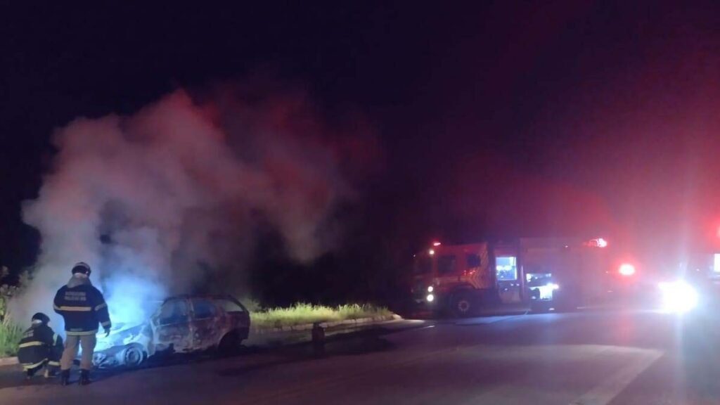 Veículo abandonado é encontrado em chamas próximo ao Anel Viário de Corumbá 2 incendio automovel