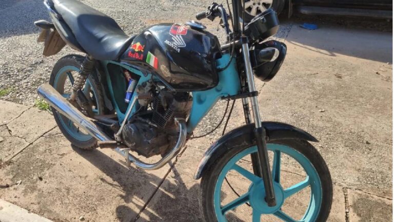 Motocicleta furtada é recuperada pela Força Tática em matagal no Anel Viário
