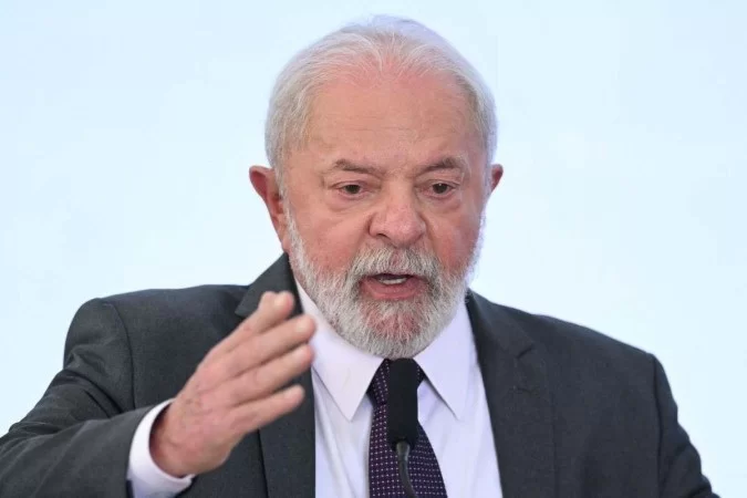 Você está visualizando atualmente Com pneumonia, presidente Lula adia viagem para a China