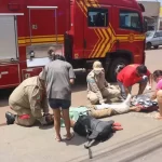 Ao tentar bater na mulher, homem se desequilibra e acaba atropelado