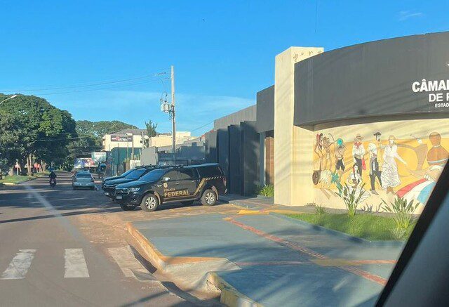 Polícia Federal cumpre mandados na Câmara e na casa de vereador da fronteira