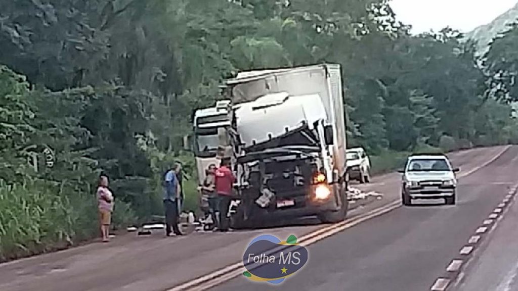 Colisão entre caminhões deixa adolescente de 15 anos ferido na BR-262 2 acidente br BR-262
