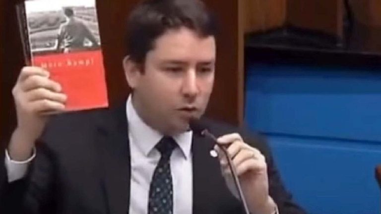 Deputado usa livro de Hitler durante discurso na Assembleia do Mato Grosso do Sul