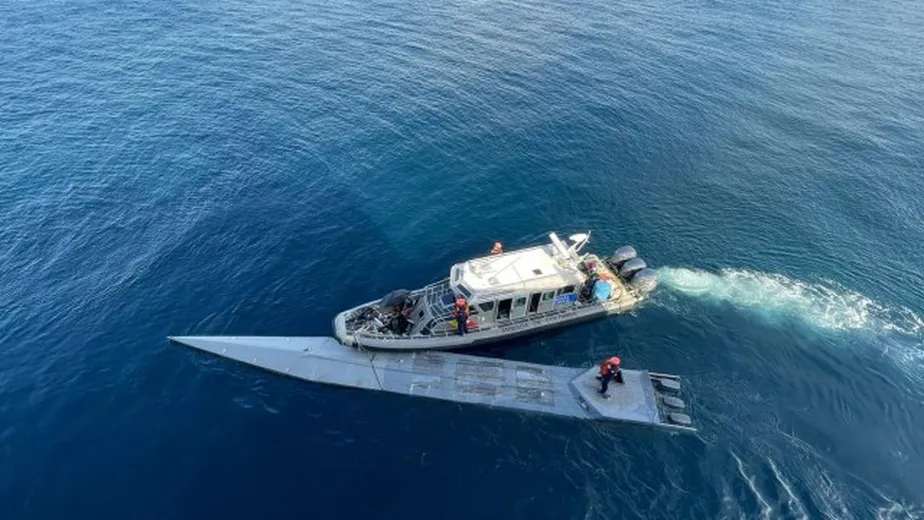 Você está visualizando atualmente Submarino ‘fantasma’ é encontrado na Colômbia com R$ 460 milhões em cocaína e dois corpos; vídeo