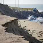 Aparecimento misterioso de sacos de cocaína em praias da França provoca fenômeno de ‘narcoturismo’