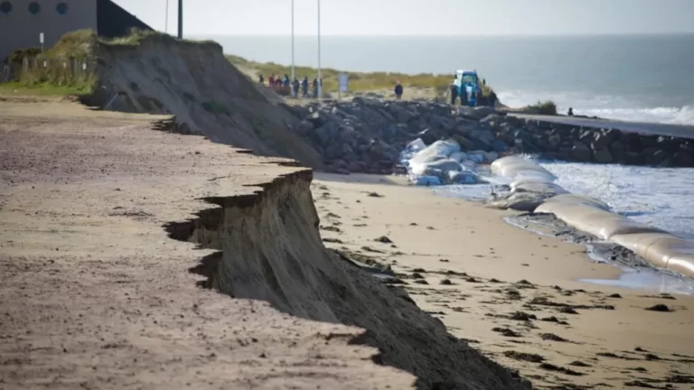 Aparecimento misterioso de sacos de cocaína em praias da França provoca fenômeno de ‘narcoturismo’