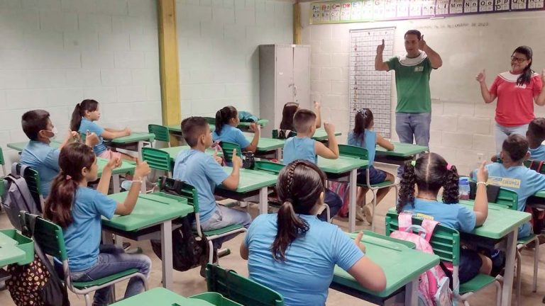 Estado anuncia aumento de salário para professores temporários