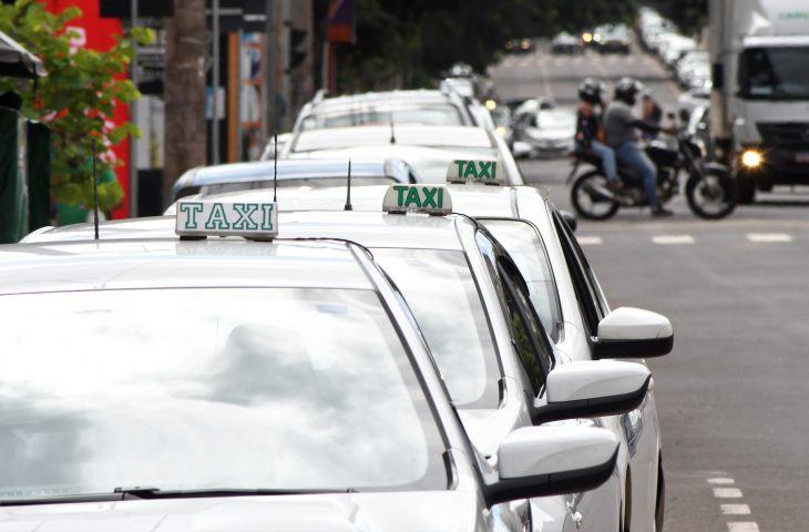 Taxistas contam com isenção de ICMS na compra de veículos elétricos e híbridos
