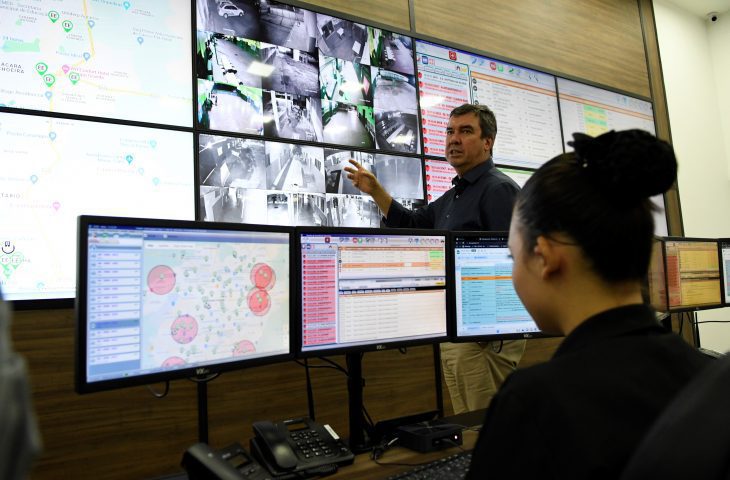 Governador vistoria Centro de Monitoramento das escolas estaduais