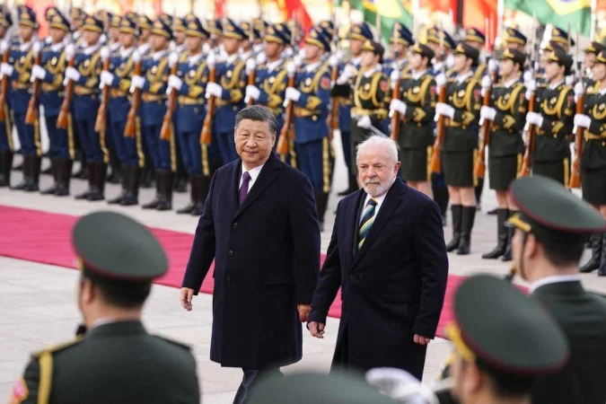 Você está visualizando atualmente Lula alia Brasil à China na guerra e na economia