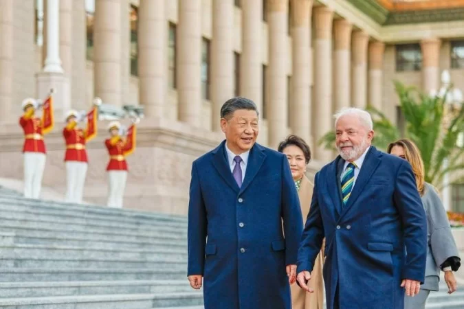 Você está visualizando atualmente Lula assina cerca de 20 acordos com a China em encontro com Xi Jinping