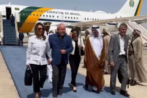 Leia mais sobre o artigo Lula chega a Abu Dhabi para reunião com o presidente dos Emirados Árabes