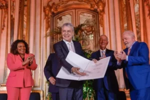 Leia mais sobre o artigo Quatro anos depois, enfim, Chico Buarque recebe o Prêmio Camões
