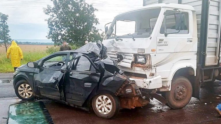 Idosa fica em estado grave após acidente entre carro e caminhão na BR-060