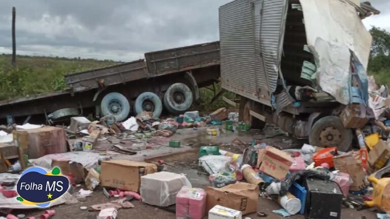 Acidente entre caminhão e carreta mata motorista e ajudante na BR-262