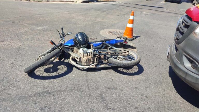 Acidente de trânsito entre carro e moto deixa homem ferido em Corumbá