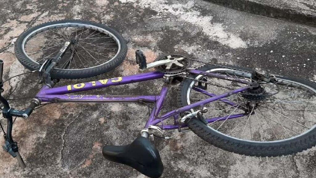 Acidente envolvendo ciclista e dois carros deixa uma pessoa ferida em Corumbá 2 bicicleta colisao