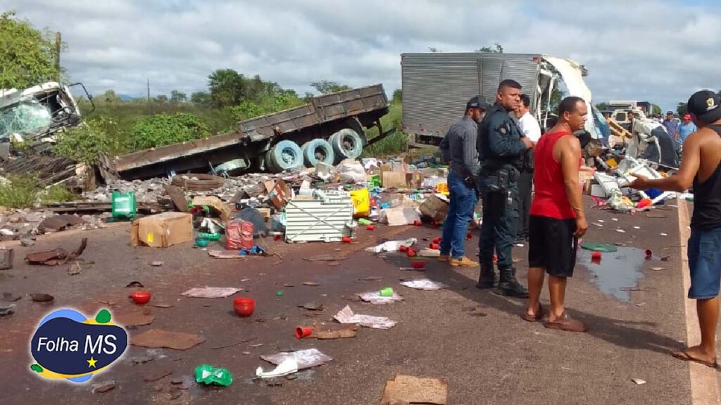 Acidente entre caminhão e carreta mata motorista e ajudante na BR-262 2 br 262 acidente