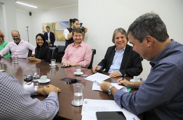 Planejamento: governador assina primeiro contrato de gestão com a Segov