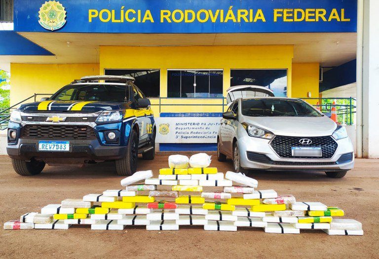 PRF apreende 54,4 Kg de drogas e prende cinco pessoas em Miranda