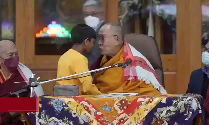 Você está visualizando atualmente Dalai Lama pede desculpas a menino por pedir que ele chupasse sua língua