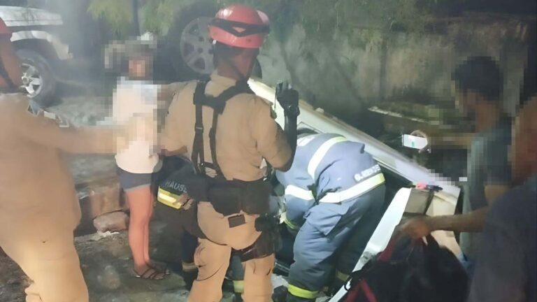 Homem é resgatado pelos bombeiros após carro capotar em Ladário