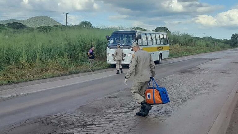Estudante de 9 anos é socorrida pelos bombeiros após sofrer queda