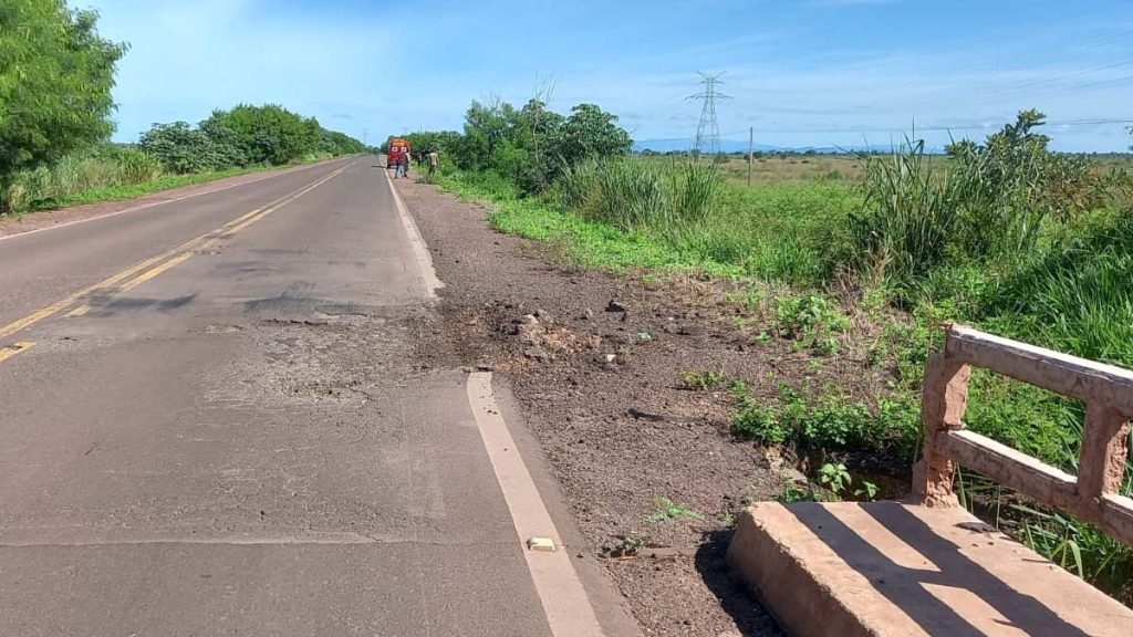 Duas pessoas ficam feridas após carro capotar e cair em área alagada da BR-262 2 veiculo saiu pista BR-262